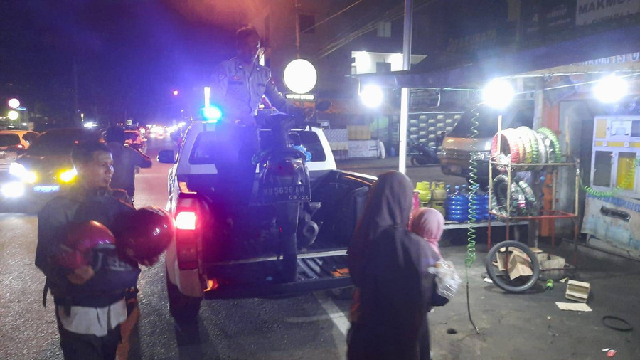 Aksi Simpatik Polantas Sekadau Bantu Warga Pontianak yang Alami Pecah Ban - kumparan.com
