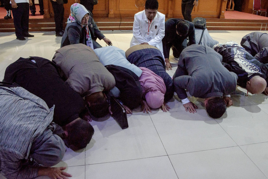 Foto: Tangis Sang Ibu dan Aksi Sujud Syukur Usai Hakim Bebaskan Pegi - kumparan.com