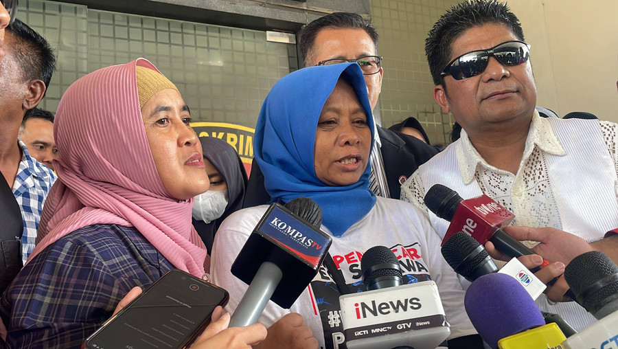 Ibunda Pegi Tiba di Polda Jabar untuk Jemput, Bawa Baju - kumparan.com