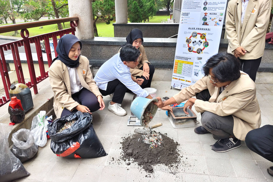 Mahasiswa UGM Bikin Batako Tahan Gempa dari Sampah dan Oli Bekas - kumparan.com