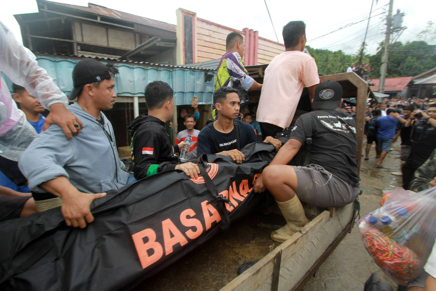 Foto: Tim SAR Evakuasi Korban Longsor Tambang Emas Ilegal di Gorontalo