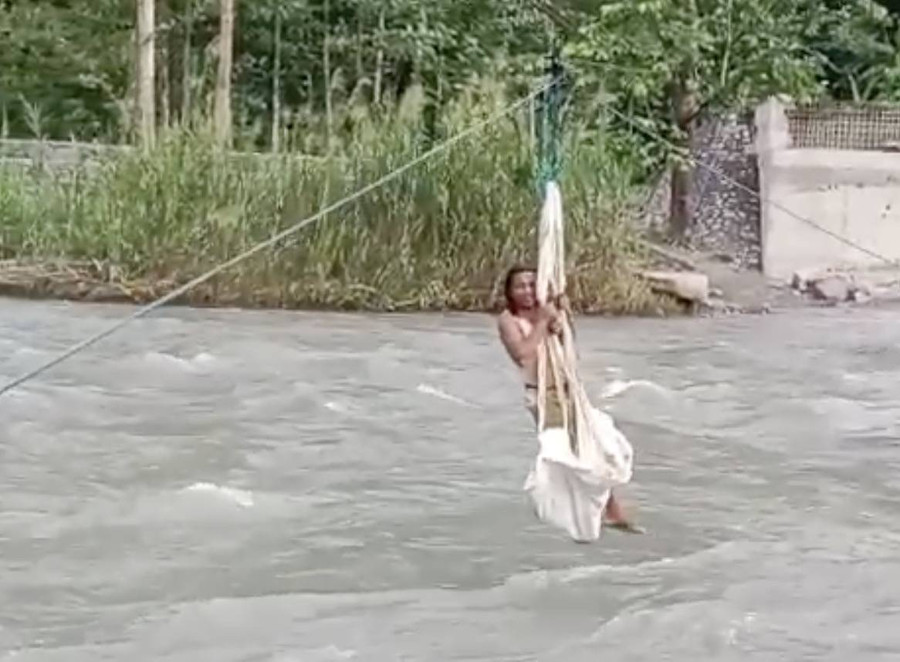 Jalan Putus, Jembatan Belum Jadi: Warga Maluku Gelantungan Seberangi Sungai - kumparan.com