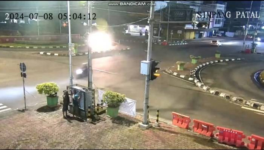 Terekam CCTV, Maling Baterai Traffic Light di Palembang Ditangkap saat Beraksi
