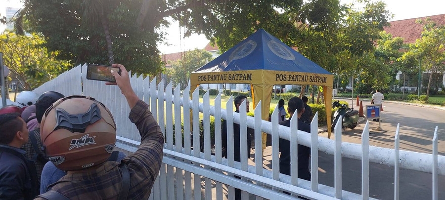 AJI Surabaya Kecam Pelarangan Jurnalis Masuk FK Unair untuk Wawancara Prof Bus - kumparan.com