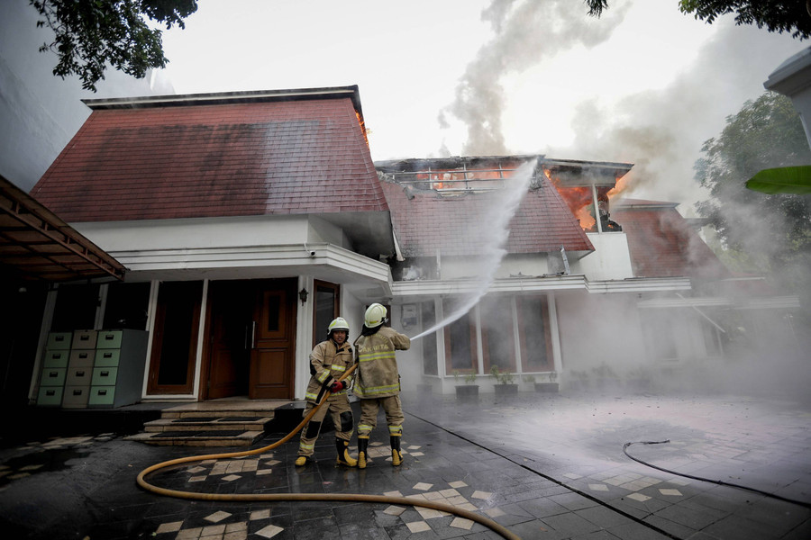 Foto: Tujuh Unit Damkar Diterjunkan Padamkan Kebakaran Rumah Mewah di Menteng - kumparan.com