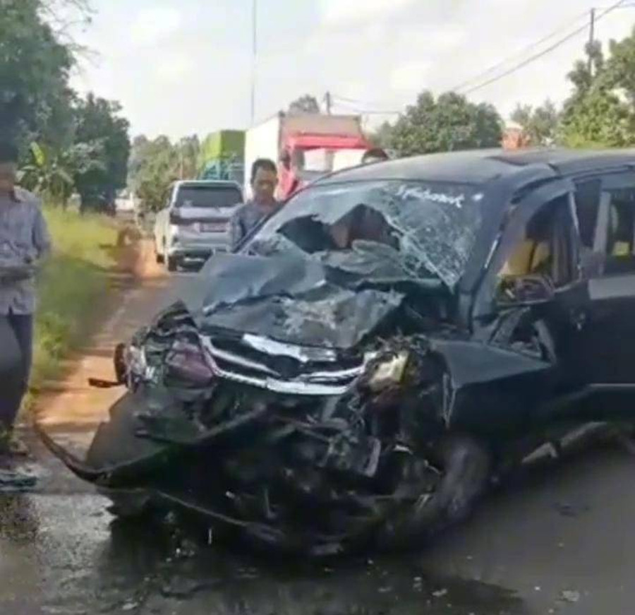 Kecelakaan di Lampung Timur, Sebabkan 2 Mobil Rusak Parah - kumparan.com