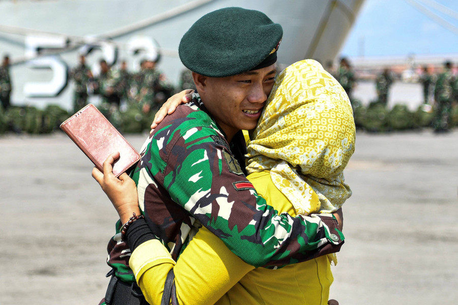 Foto: Keluarga Sambut Satgas Pamtas RI-Papua Nugini Usai 16 Bulan Bertugas - kumparan.com