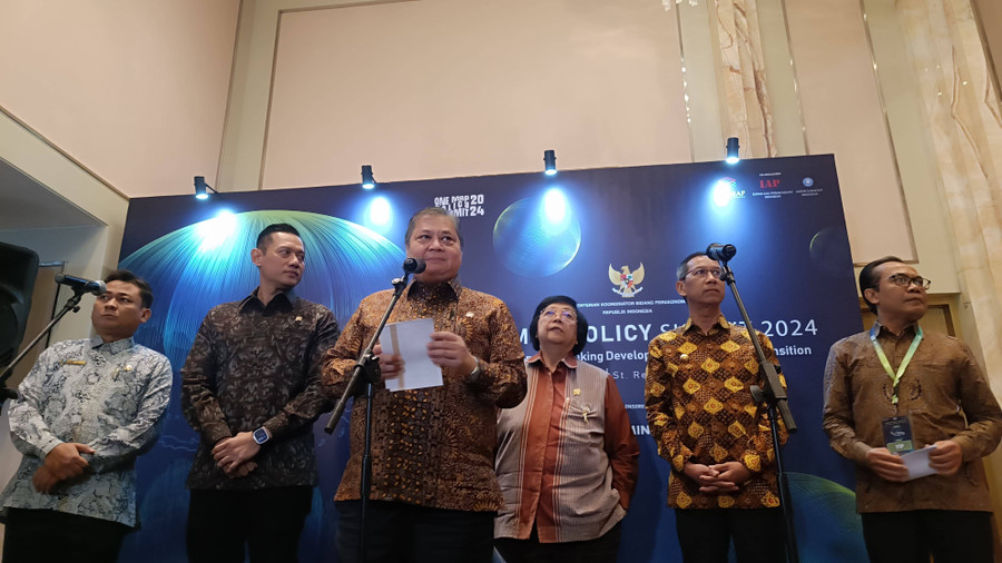 Beda dengan Luhut, Airlangga Sebut Tidak Ada Pembatasan Pembeli BBM Subsidi - kumparan.com