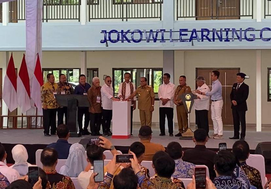 Presiden Resmikan Gedung Jokowi Learning Center SMA Kebangsaan Lampung Selatan - kumparan.com