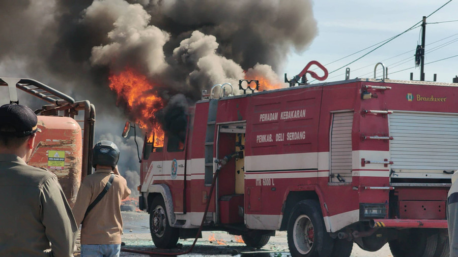 Mobil Damkar di Deli Serdang Diserang Pendemo: Dilempari Bom Molotov, Terbakar - kumparan.com