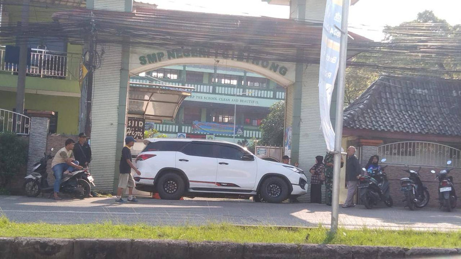 Anggota Ormas Kecewa PPDB, Palangi Gerbang SMPN 1 Cibinong Pakai Mobil Fortuner - kumparan.com