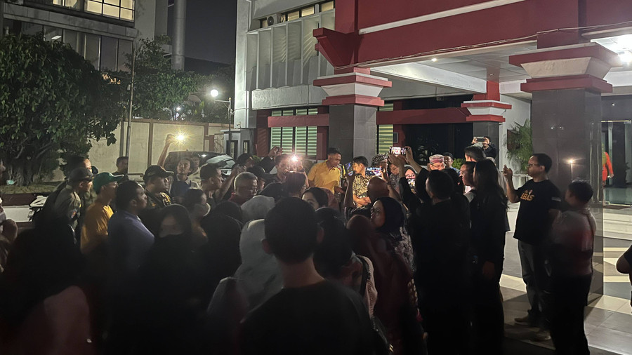 Puluhan Wali Murid yang Protes PPDB Belum Beranjak dari Disdik Jateng - kumparan.com