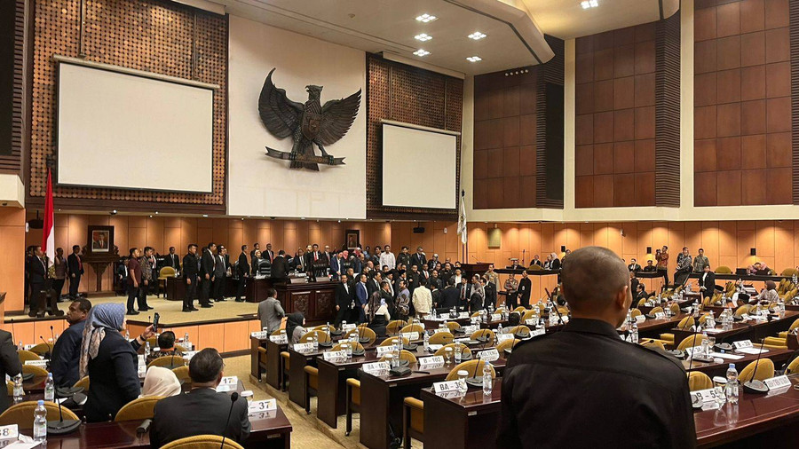 Rapat Paripurna DPD RI Ricuh: Anggota Maju ke Meja Pimpinan, Palu Direbut