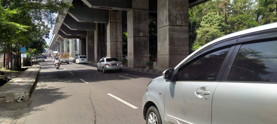 Jalan Rusak di Pusat Kota Palembang Akibat Air dari Stasiun LRT