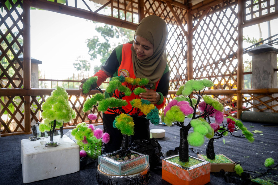 Foto: Mengolah Limbah Plastik Jadi Tanaman Hias Warna-warni - kumparan.com