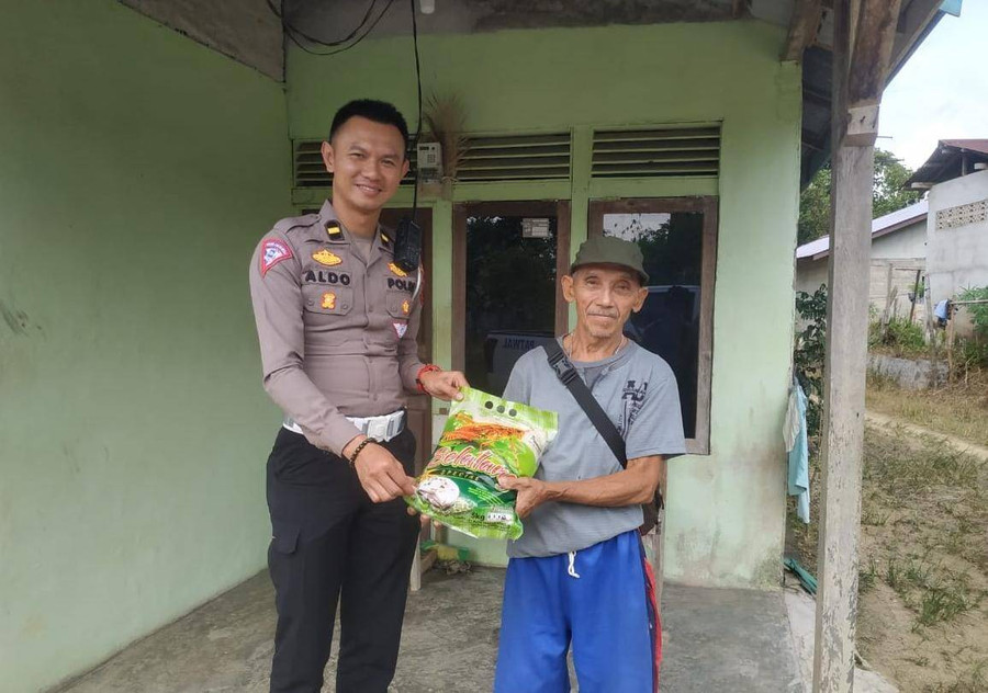 Satlantas Polres Sekadau Beri Bantuan Beras ke Lansia hingga Juru Parkir - kumparan.com