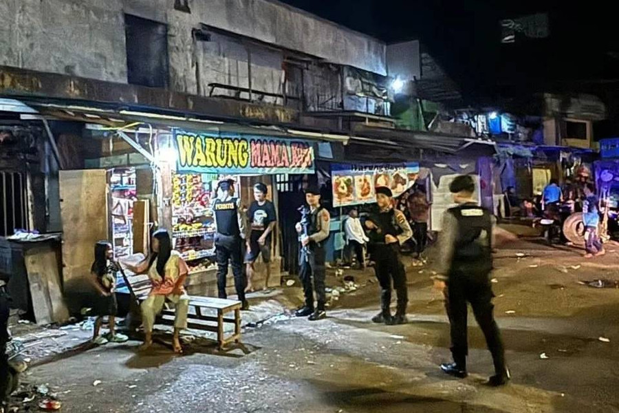 Cegah Warga Mabuk Kecubung, Polisi di Banjarmasin Patroli di Pasar Bawa Senapan