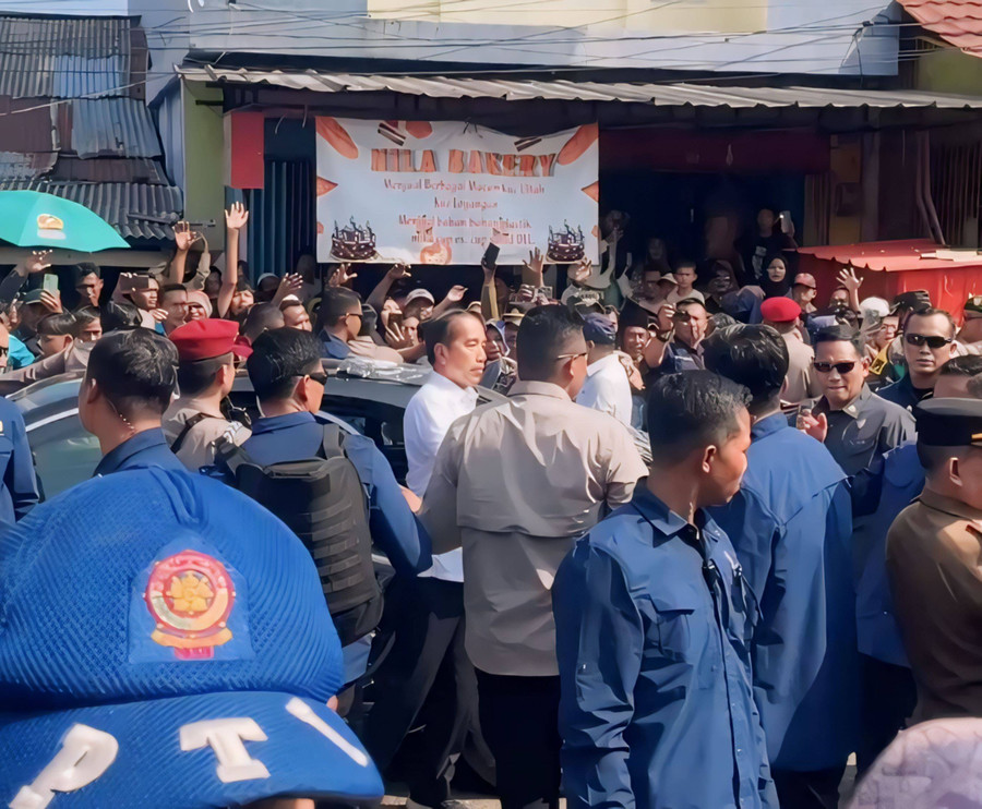Suasana Warga Sambut Kedatangan Presiden Jokowi di Pasar Kota Agung, Tanggamus - kumparan.com