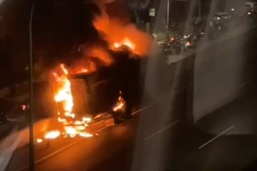 Truk Terbakar di Tol JORR Fatmawati, Saksi Dengar Ada Ledakan Berulang - kumparan.com