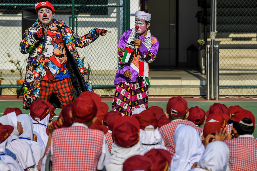 Foto: Aksi Badut Hibur Hari Pertama Masuk Sekolah di Banten - kumparan.com