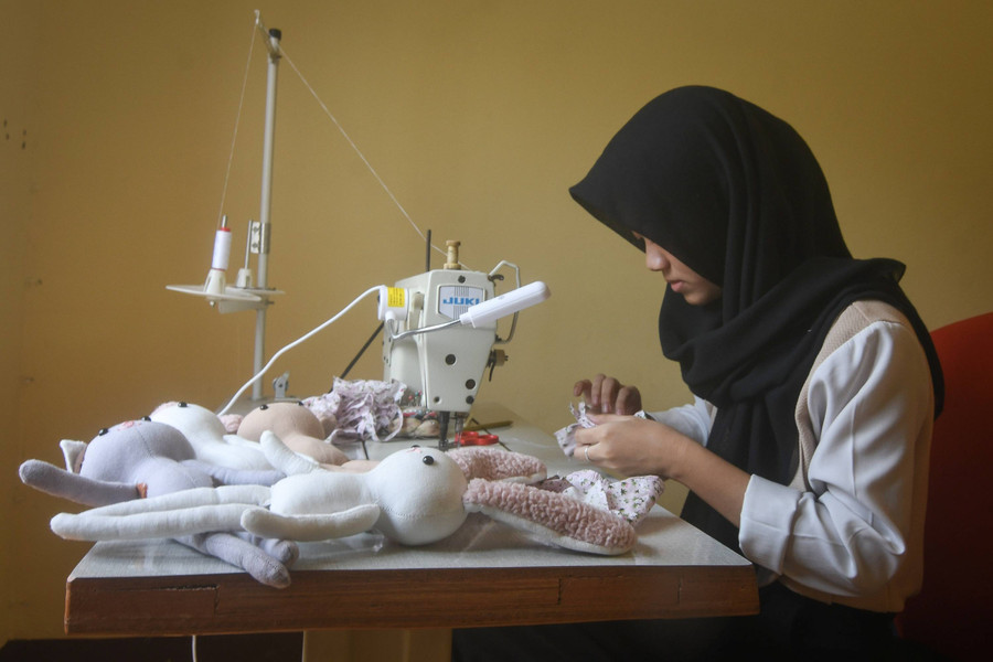 Foto: Ubah Limbah Kain Perca Jadi Boneka di Bogor - kumparan.com