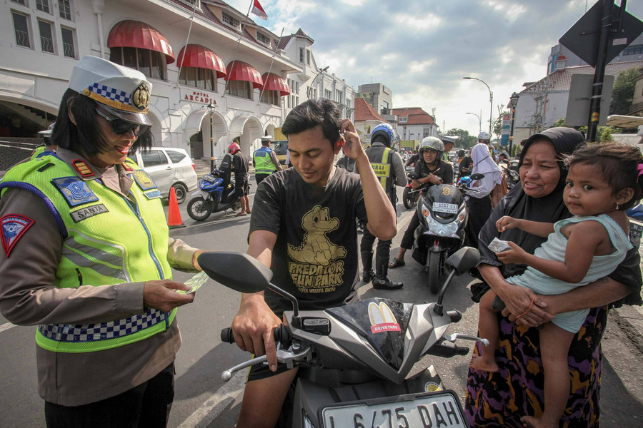 Foto: Momen Polisi Hentikan Pengendara Langgar Lalin dalam Operasi Patuh Jaya - kumparan.com