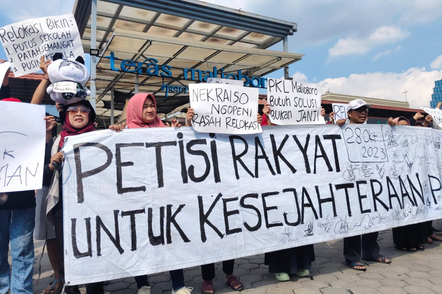 Pedagang Teras Malioboro 2 Demo di Kantor Gubernur DIY, Bawa Deretan Tuntutan - kumparan.com