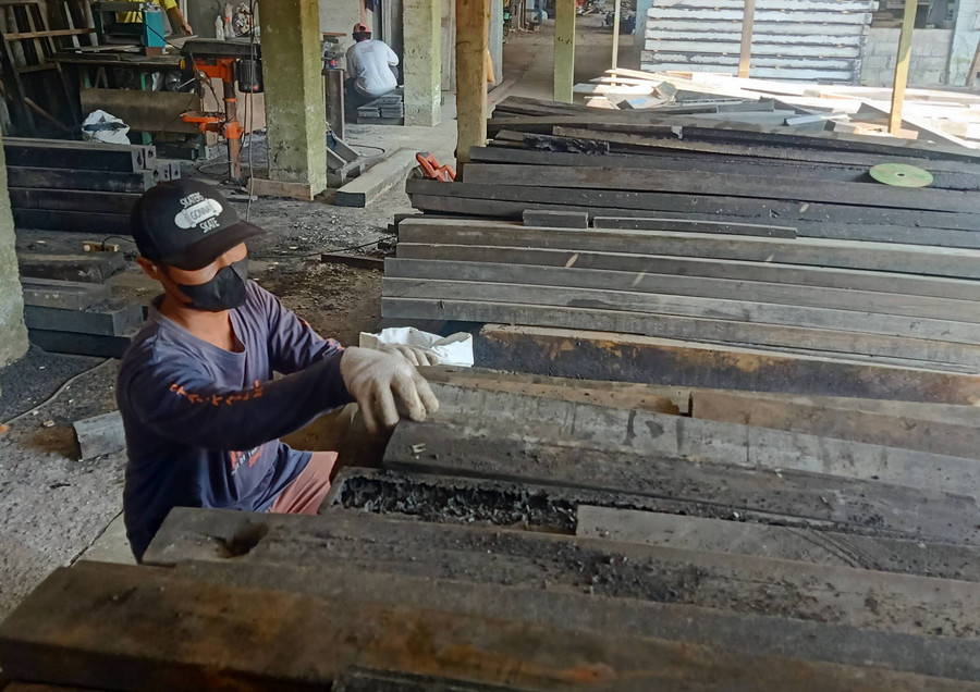 Alumni UGM Daur Ulang Sampah Plastik Jogja Jadi Material Pengganti Kayu - kumparan.com