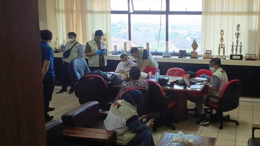 Penampakan Penyidik KPK Geledah Kantor Pemkot Semarang - kumparan.com