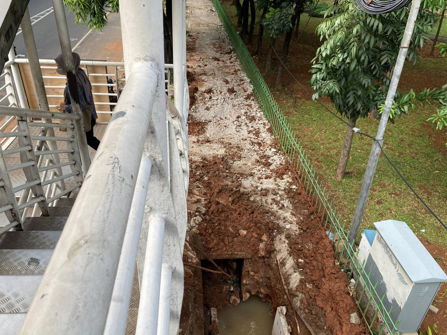 Tanah Galian di Jaktim Longsor, 3 Pekerja Tertimbun hingga Setengah Badan - kumparan.com