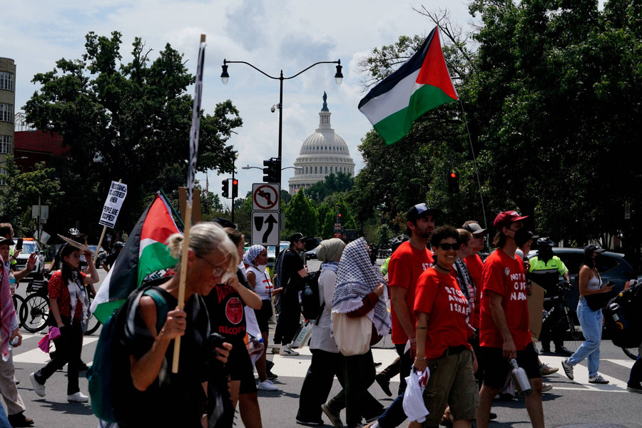 Pendemo Netanyahu di AS Warnai Merah Darah di Air Mancur Sekitar Capitol