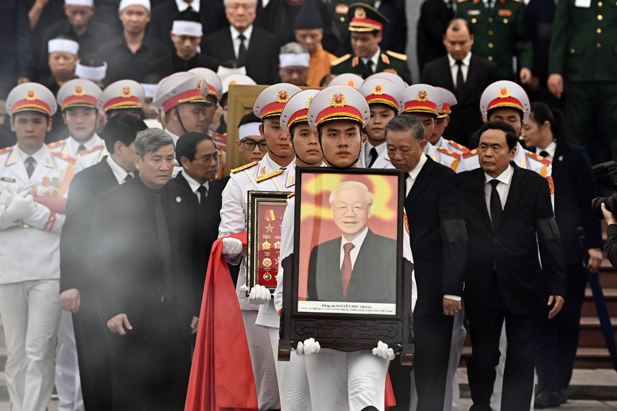 Duka Ratusan Ribu Rakyat Vietnam Lepas Kepergian Jenazah Pemimpin Partai Komunis - kumparan.com