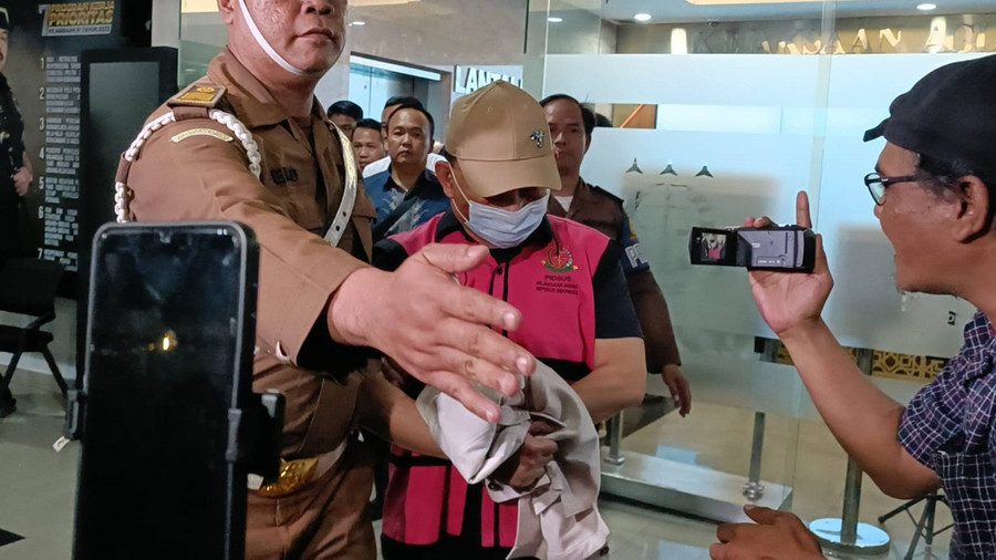 Ditahan Kejagung, Ujang Iskandar Diam Seribu Bahasa saat Masuk Mobil Tahanan - kumparan.com