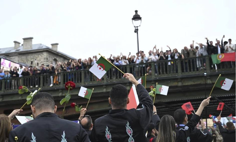 Atlet Aljazair Lempar Mawar Merah ke Sungai Seine saat Pembukaan Olimpiade Paris - kumparan.com