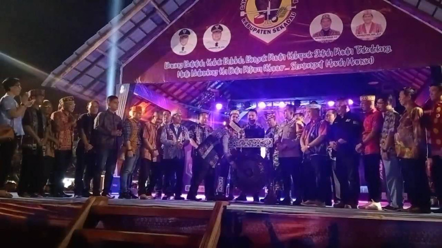 Tutup Gawai Dayak XIII Sekadau, Bupati Aron Ajak Masyarakat Kompak dan Bersatu - kumparan.com
