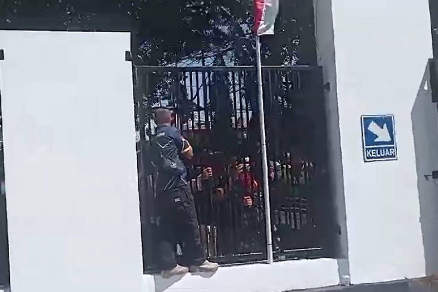 Massa Demo Ricuh Lempari Batu ke Kantor Kejari Bantaeng - kumparan.com