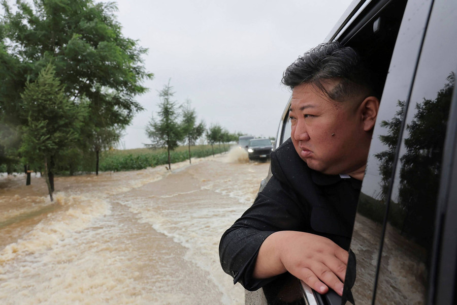 Foto: Pantau Evakuasi Warga, Kim Jong-un Terabas Banjir - kumparan.com
