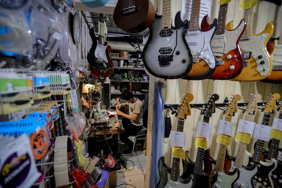 Foto: Melihat UMKM Bengkel dan Produsen Gitar Lokal di Jakbar - kumparan.com