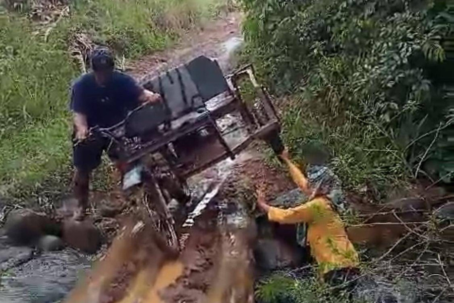 Kisah Guru Garis Depan di Bengkayang, Lewati Jalan Lumpur untuk Mengajar - kumparan.com