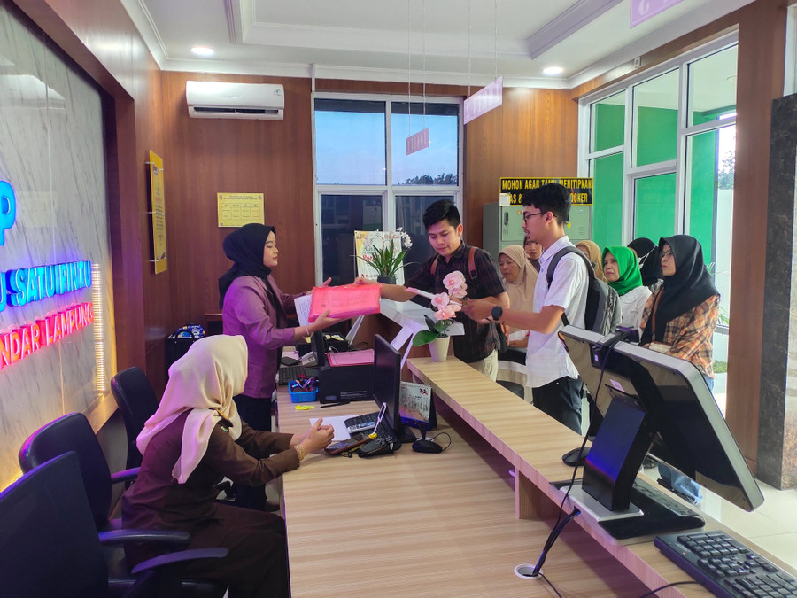 LBH Bandar Lampung Dampingi Korban Dugaan Kredit Fiktif ke Kejaksaan Negeri - kumparan.com