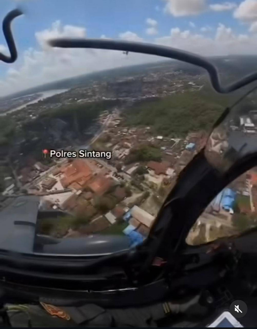 Kebanggaan Dymas Saat Terbang Pakai Pesawat Tempur di Atas Kota Kelahirannya - kumparan.com