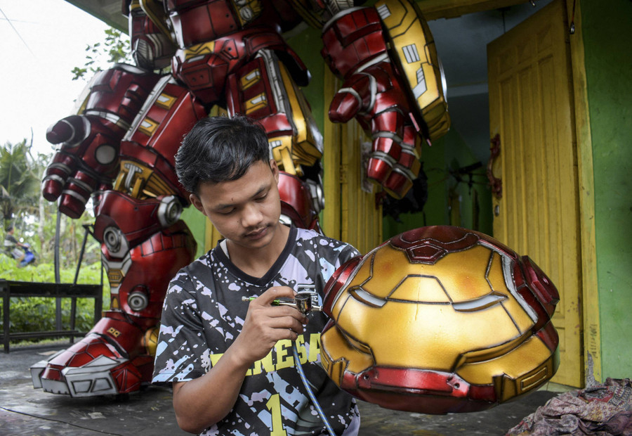 Foto: Geliat Perajin Kostum Robot di Ciamis Mampu Ekspor Hingga ke Qatar - kumparan.com