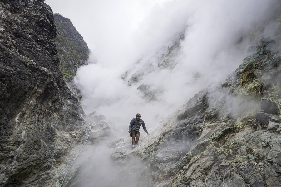 Foto: Serunya Menembus Asap Belerang di Dinding Kawah Candradimuka Gunung Lawu - kumparan.com