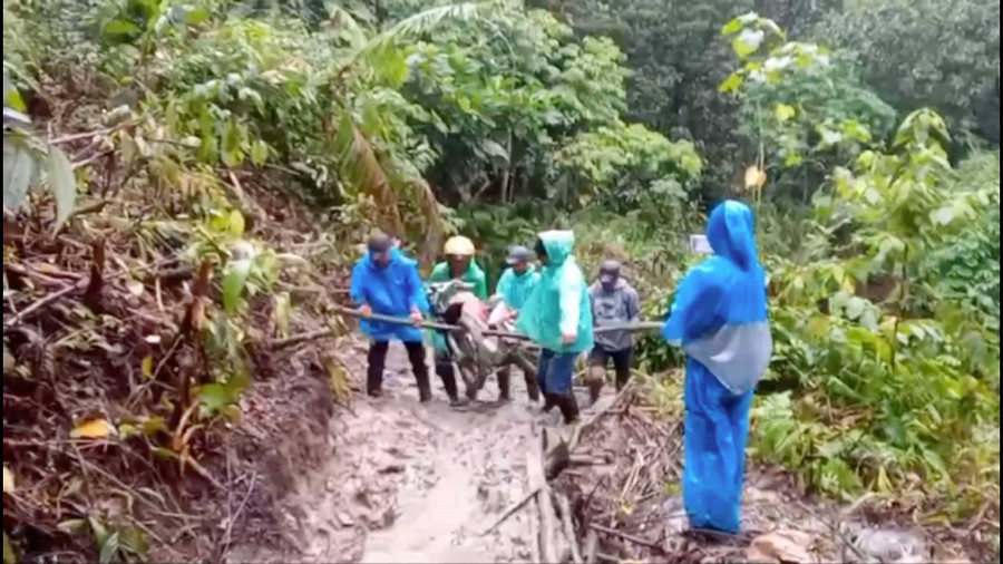 Perjuangan Nakes di Pelosok Maluku: Saking Berat Perjalanan, Motor Ditandu - kumparan.com