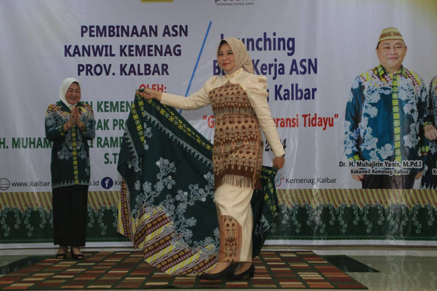 Ketua Dekranasda Kalbar Launching Batik ASN Kemenag, \'Gemuruh Toleransi Tidayu\'