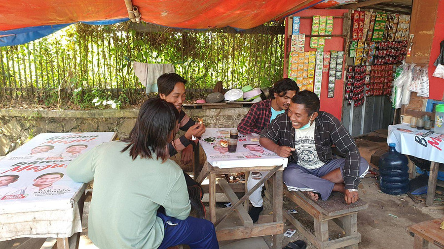 Melihat 4 Nelayan KM Sri Mariana Lolos dari Maut, Nongkrong di Warung Kopi - kumparan.com