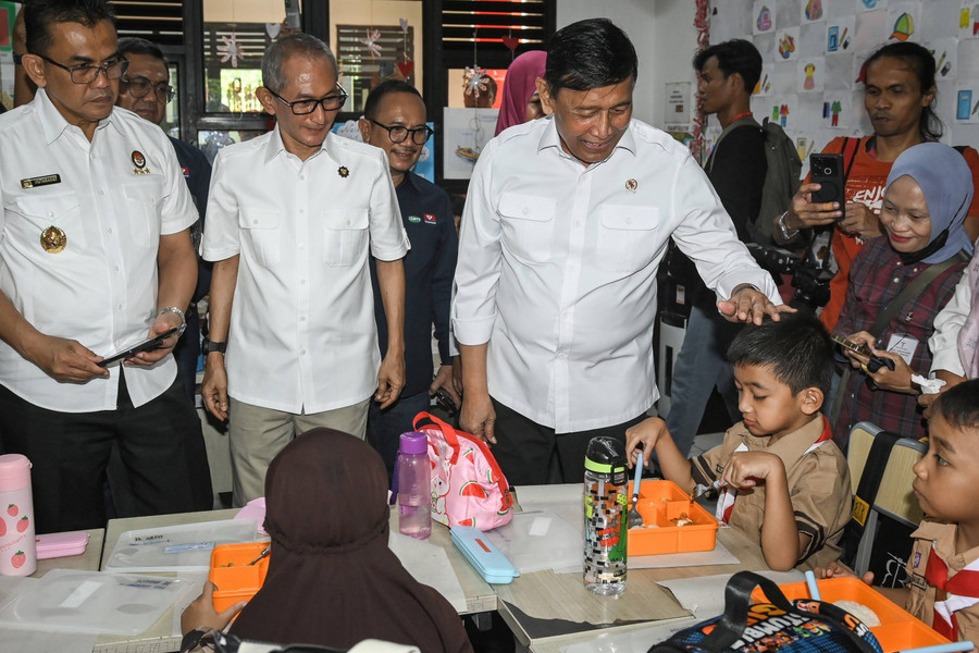 Foto: Wiranto Tinjau Uji Coba Makan Bergizi Gratis di Tangerang - kumparan.com