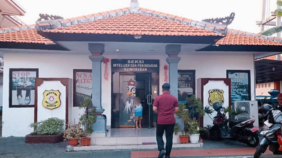 Kocong, \'Bocah Nyentrik\' dan Ibunya Dideportasi: Bali Ada di Hati Kami - kumparan.com