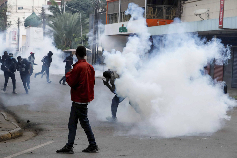Foto: Hujan Gas Air Mata Hantam Demonstran Pro Reformasi di Kenya - kumparan.com