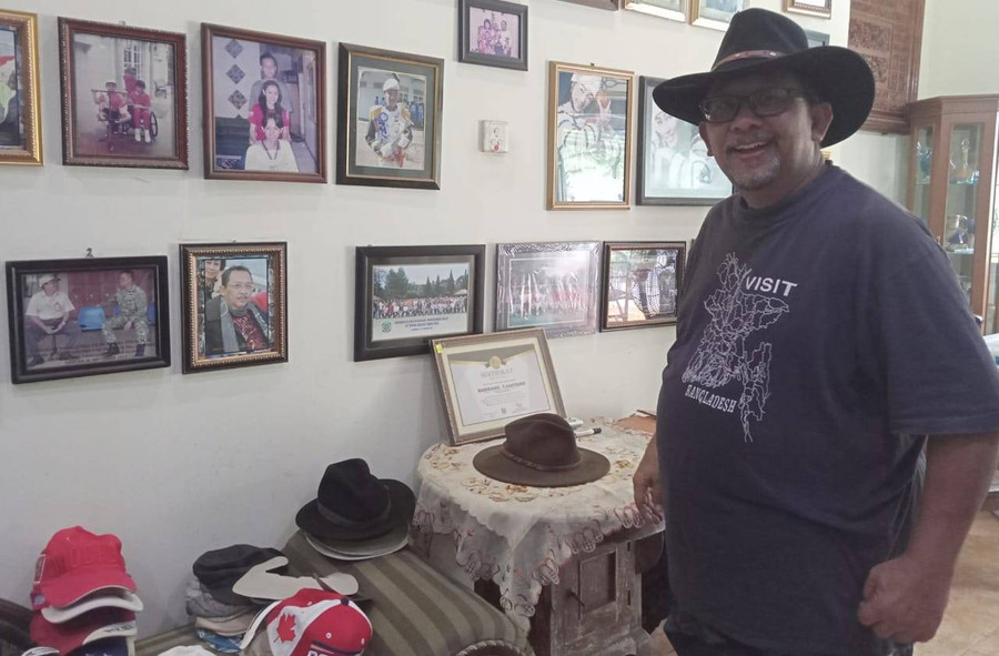 Kisah Bambang Tjahjono Koleksi Topi dari Berbagai Negara di Penjuru Dunia - kumparan.com